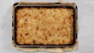 Rhabarber Streuselkuchen ohne Zucker und Mehl: Abkühlen