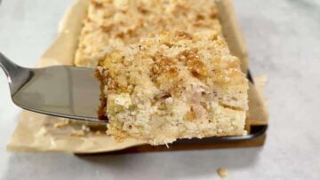 Rhabarber Streuselkuchen ohne Zucker und Mehl: Anschneiden