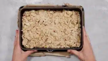 Rhabarber Streuselkuchen ohne Zucker und Mehl: Backen