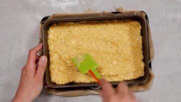 Rhabarber Streuselkuchen ohne Zucker und Mehl: Rühren