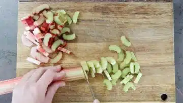 Rhabarber Streuselkuchen ohne Zucker und Mehl: Schneiden