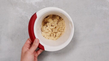 Rhabarber Streuselkuchen ohne Zucker und Mehl: Streusel zubereiten