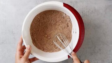 Rotweinkuchen ohne Zucker und Mehl: Mischen