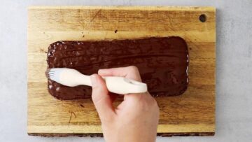 Schokino Kuchen ohne Zucker: Überziehen