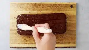 Schokino Kuchen ohne Zucker: Überziehen