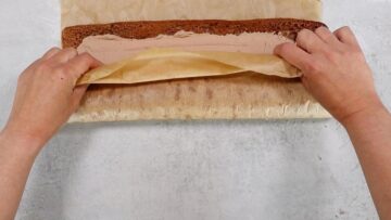 Schoko Biskuitrolle ohne Zucker: Aufrollen