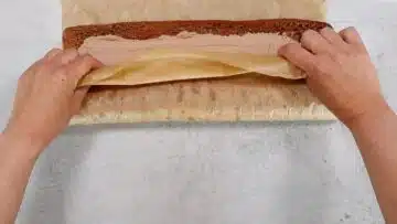 Schoko Biskuitrolle ohne Zucker: Aufrollen