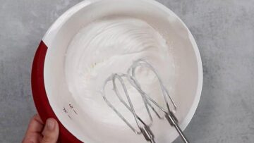 Schoko Biskuitrolle ohne Zucker: Aufschlagen