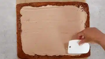 Schoko Biskuitrolle ohne Zucker: Bestreichen