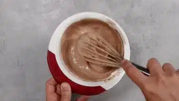 Schoko Biskuitrolle ohne Zucker: Einrühren