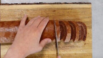 Schoko Biskuitrolle ohne Zucker: Schneiden