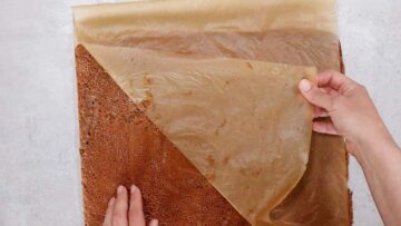 Schoko Biskuitrolle ohne Zucker: Stürzen