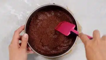 Schoko Traum Kuchen ohne Zucker: Festdrücken