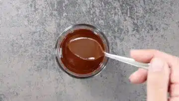Schokosoße ohne Zucker: Umfüllen