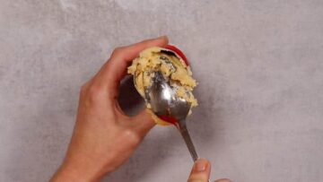 Spritzgebäck ohne Zucker: Umfüllen in eine Gebäckpresse