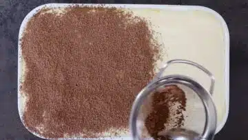 Tiramisu ohne Zucker: Bestreuen