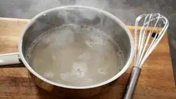 Tortenguss ohne Zucker selber machen: Kochen