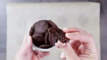 Vegane Schokokekse ohne Zucker: Abkühlen