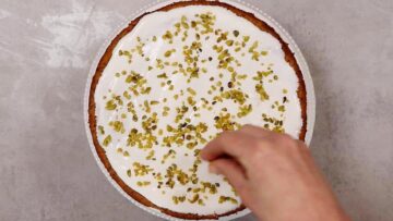Veganer Karottenkuchen ohne Zucker: Dekorieren