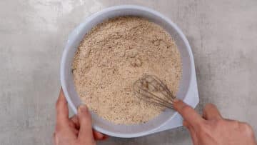 Veganer Karottenkuchen ohne Zucker: Mischen