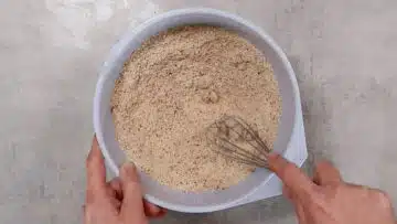 Veganer Karottenkuchen ohne Zucker: Mischen