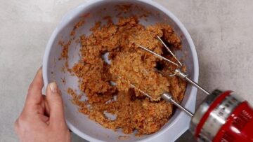 Veganer Karottenkuchen ohne Zucker: Rühren