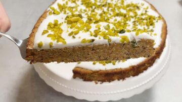 Veganer Karottenkuchen ohne Zucker: Schneiden