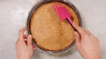 Veganer Karottenkuchen ohne Zucker: Umfüllen