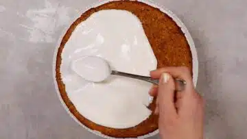 Veganer Karottenkuchen ohne Zucker: Verstreichen