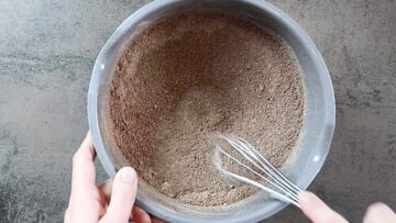 Veganer Schokokuchen ohne Zucker: Mischen
