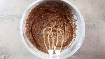 Veganer Schokokuchen ohne Zucker: Rühren