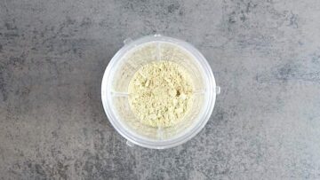 Veganes Low Carb Brot: Mahlen