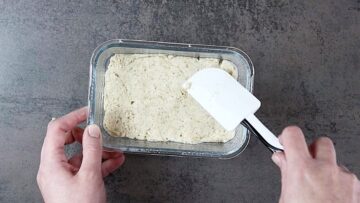 Veganes Low Carb Brot: Verteilen