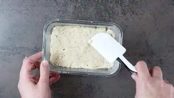 Veganes Low Carb Brot: Verteilen