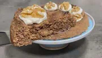 Walnusskuchen ohne Mehl und ohne Zucker: Dekorieren