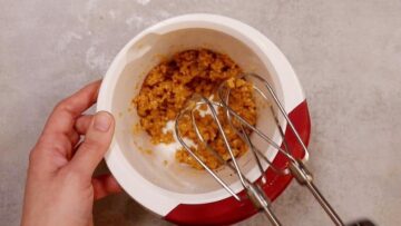 Walnusskuchen ohne Mehl und ohne Zucker: Rühren