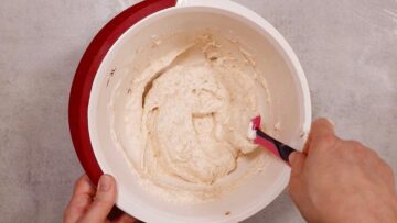 Walnusskuchen ohne Mehl und ohne Zucker: Unterheben