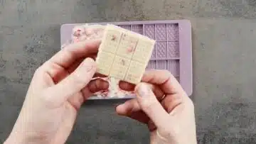 Weiße Schokolade ohne Zucker mit Erdbeeren: Genießen