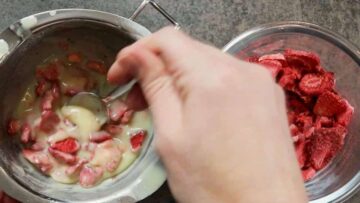 Weiße Schokolade ohne Zucker mit Erdbeeren: Rühren