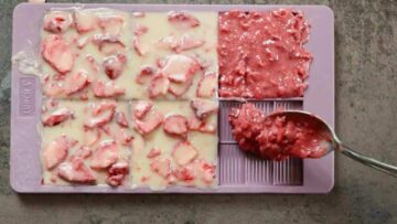 Weiße Schokolade ohne Zucker mit Erdbeeren: Umfüllen