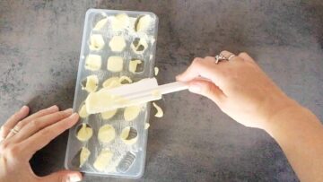 Weiße Schokolade ohne Zucker selber machen: Umfüllen