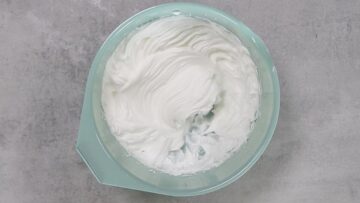 Wölkchen Kekse ohne Zucker: Steif schlagen