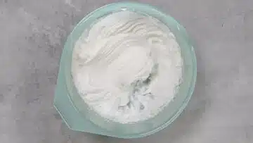 Wölkchen Kekse ohne Zucker: Steif schlagen