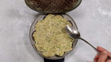 Zucchini Waffeln ohne Mehl: Verteilen