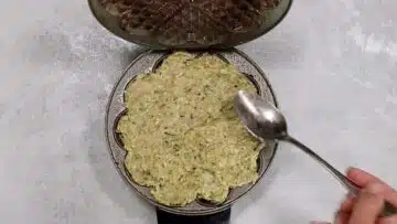 Zucchini Waffeln ohne Mehl: Verteilen