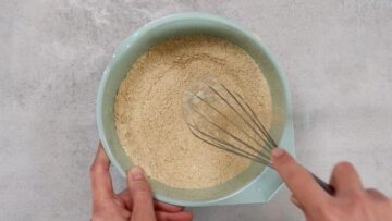 Zucchinibrot ohne Mehl: Mischen