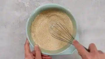 Zucchinibrot ohne Mehl: Mischen