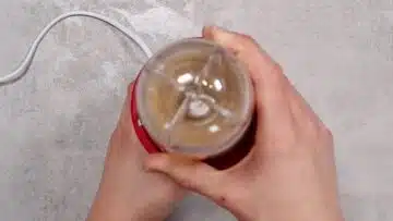 Zucchinikuchen ohne Zucker: Mahlen