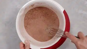 Zucchinikuchen ohne Zucker: Mischen