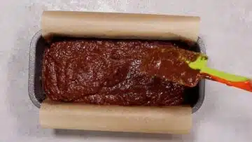 Zucchinikuchen ohne Zucker: Verteilen